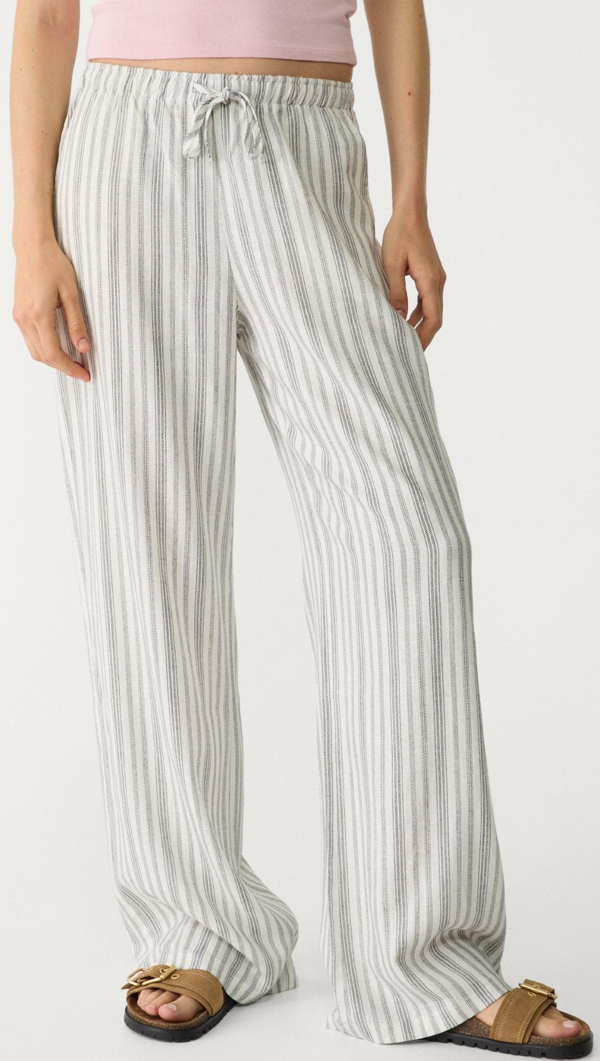 Pantalón largo fluido a rayas con lino de Stradivarius