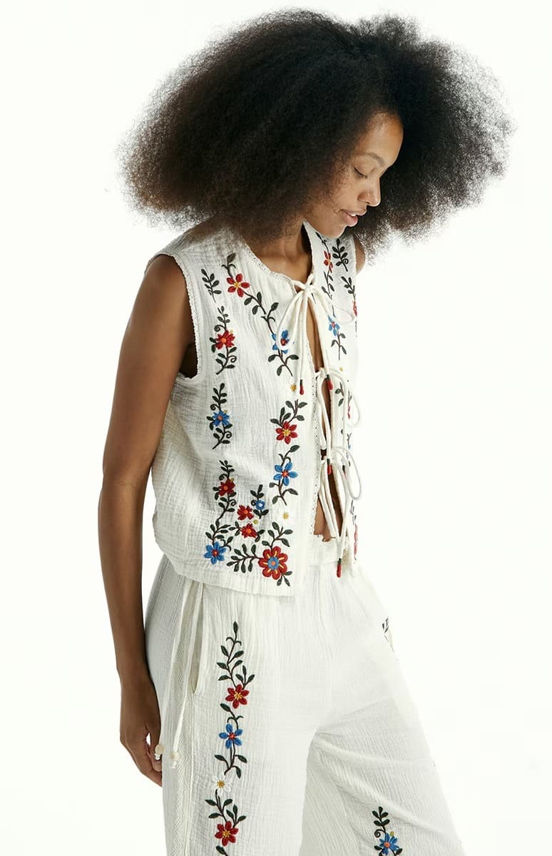 El nuevo top bordado con cordones en color crudo de Sfera en El Corte Inglés