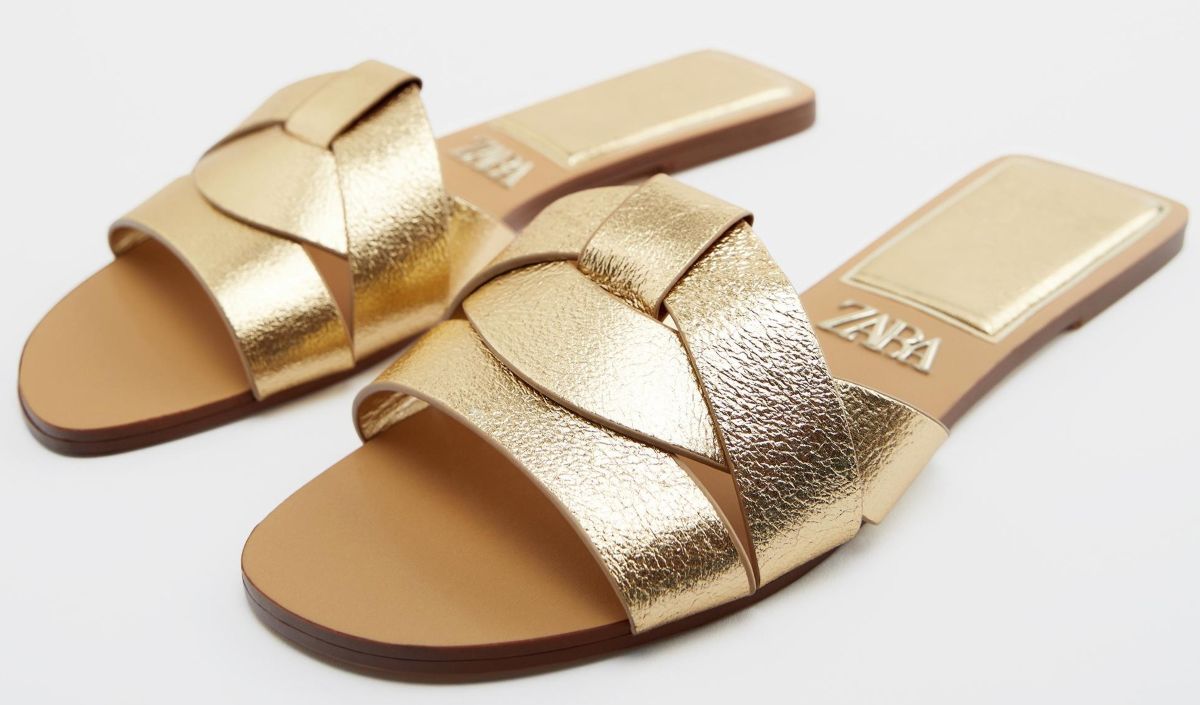 Sandalias de piel planas de tira cruzada de Zara