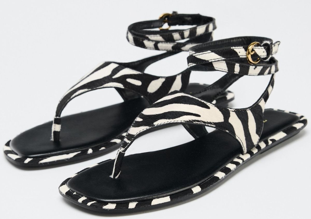 Sandalias planas de piel con pelo de estampado animal de Zara