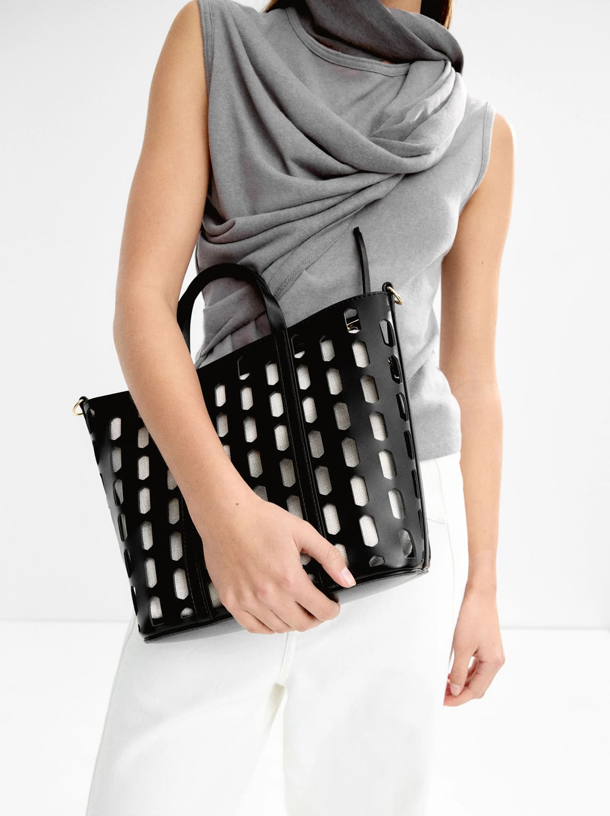 Bolso tote perforado con bolso removible