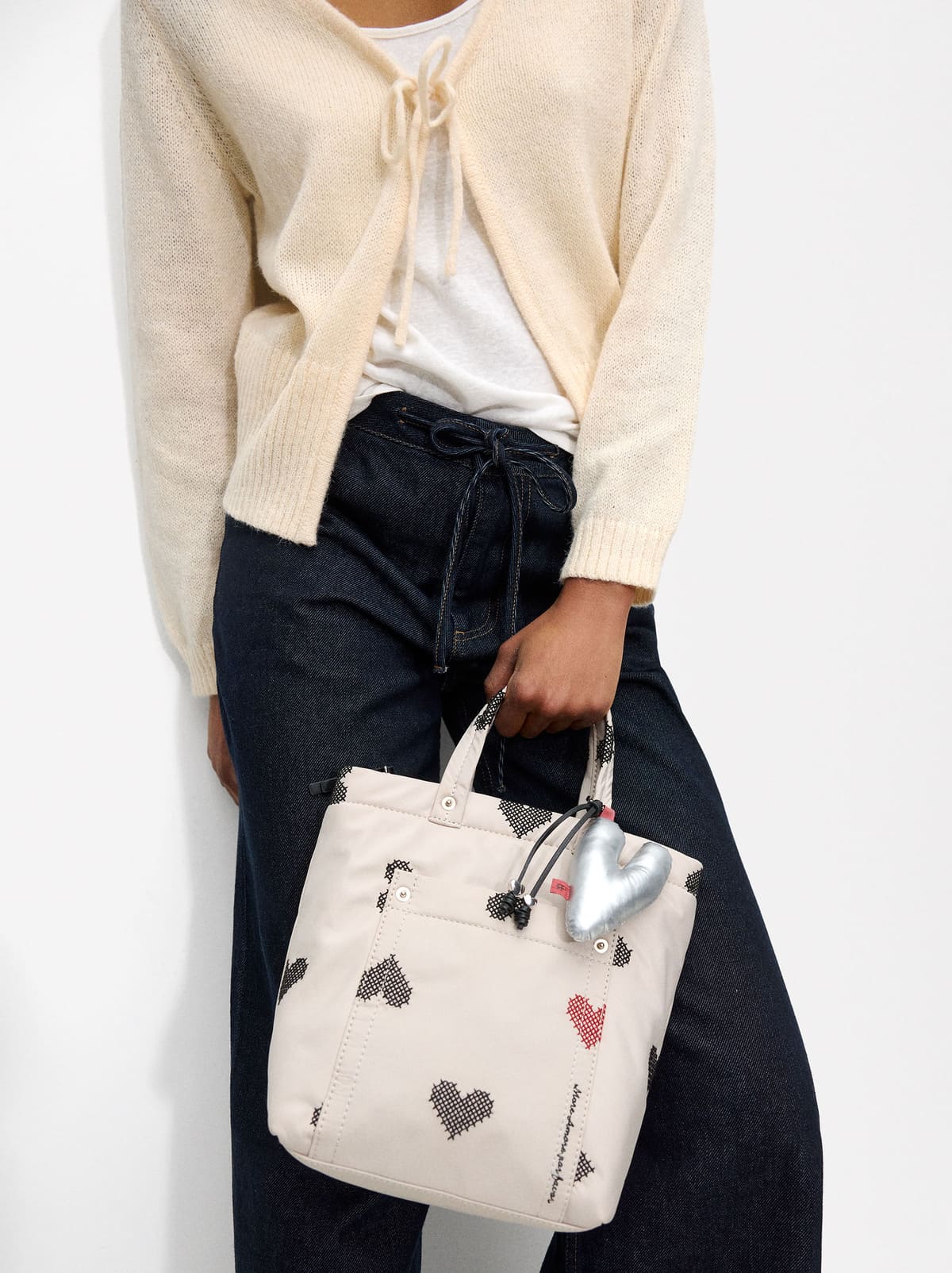 Bolso tote de nylon bordado corazones