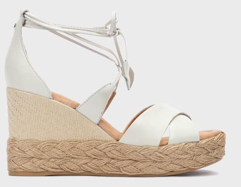 Sandalias de piel con tiras anudadas al tobillo