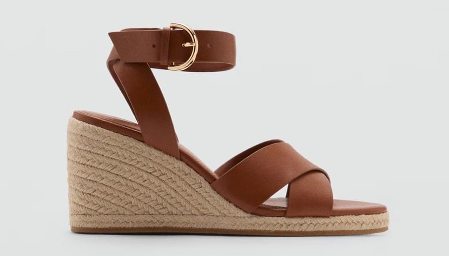 Sandalia cuña tiras cruzadas de Mango
