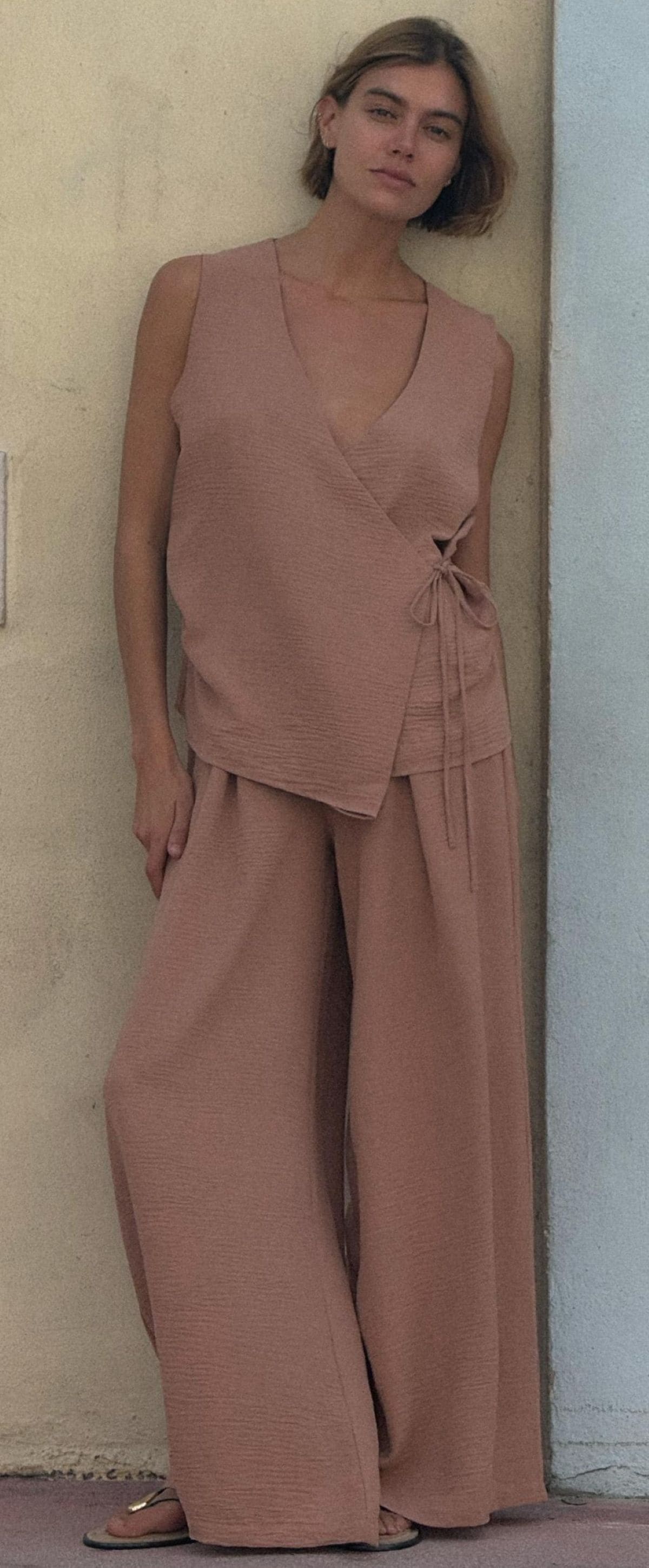 Pantalón fluido pinzas de Zara