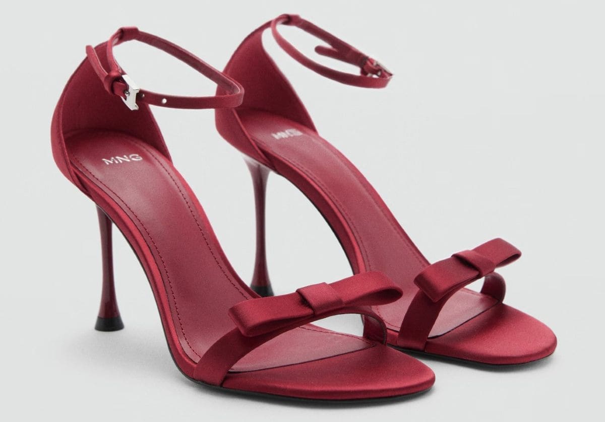 Sandalia tacón lazo decorativo de Mango