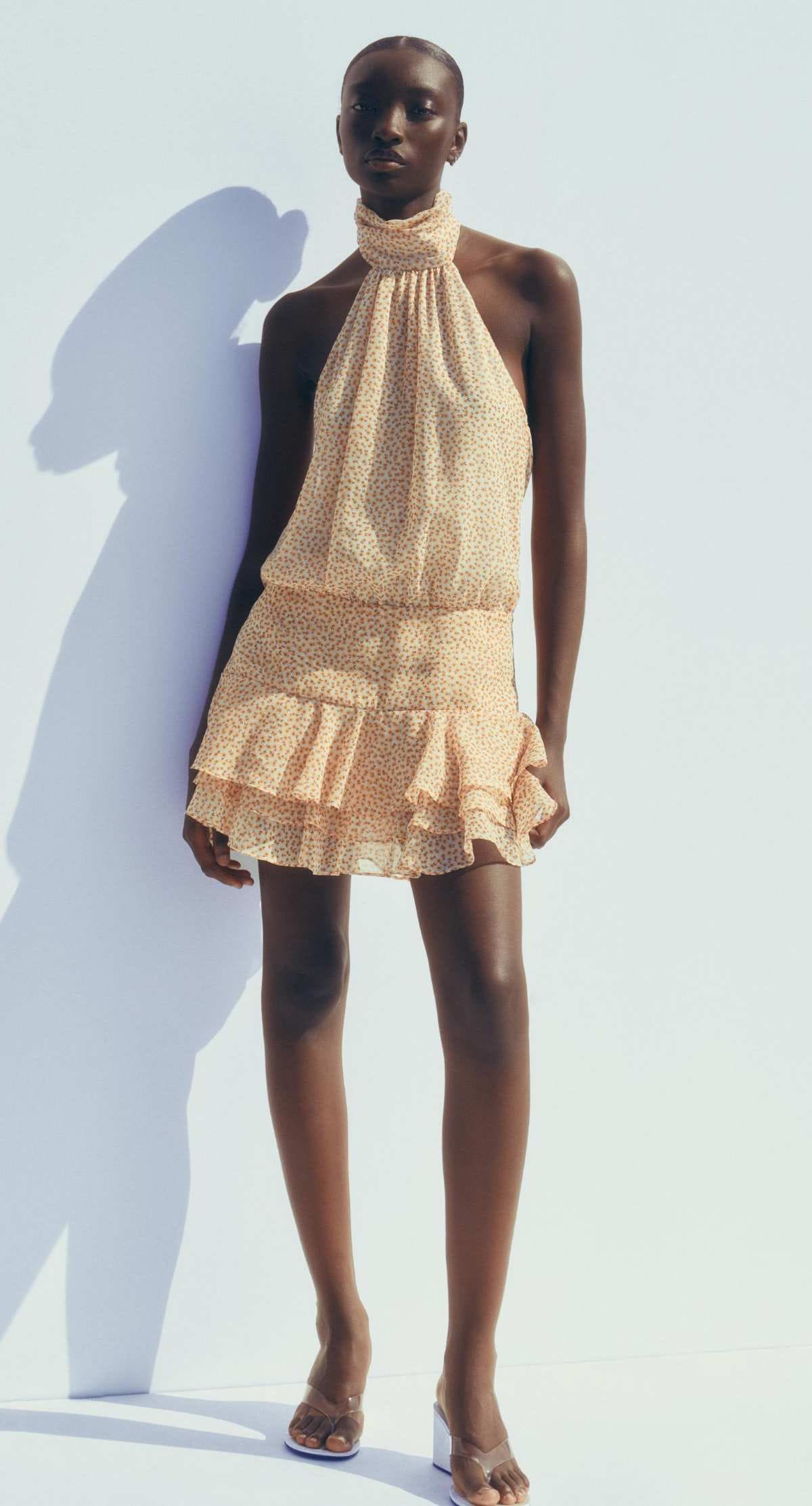 Vestido corto estampado volantes de Zara