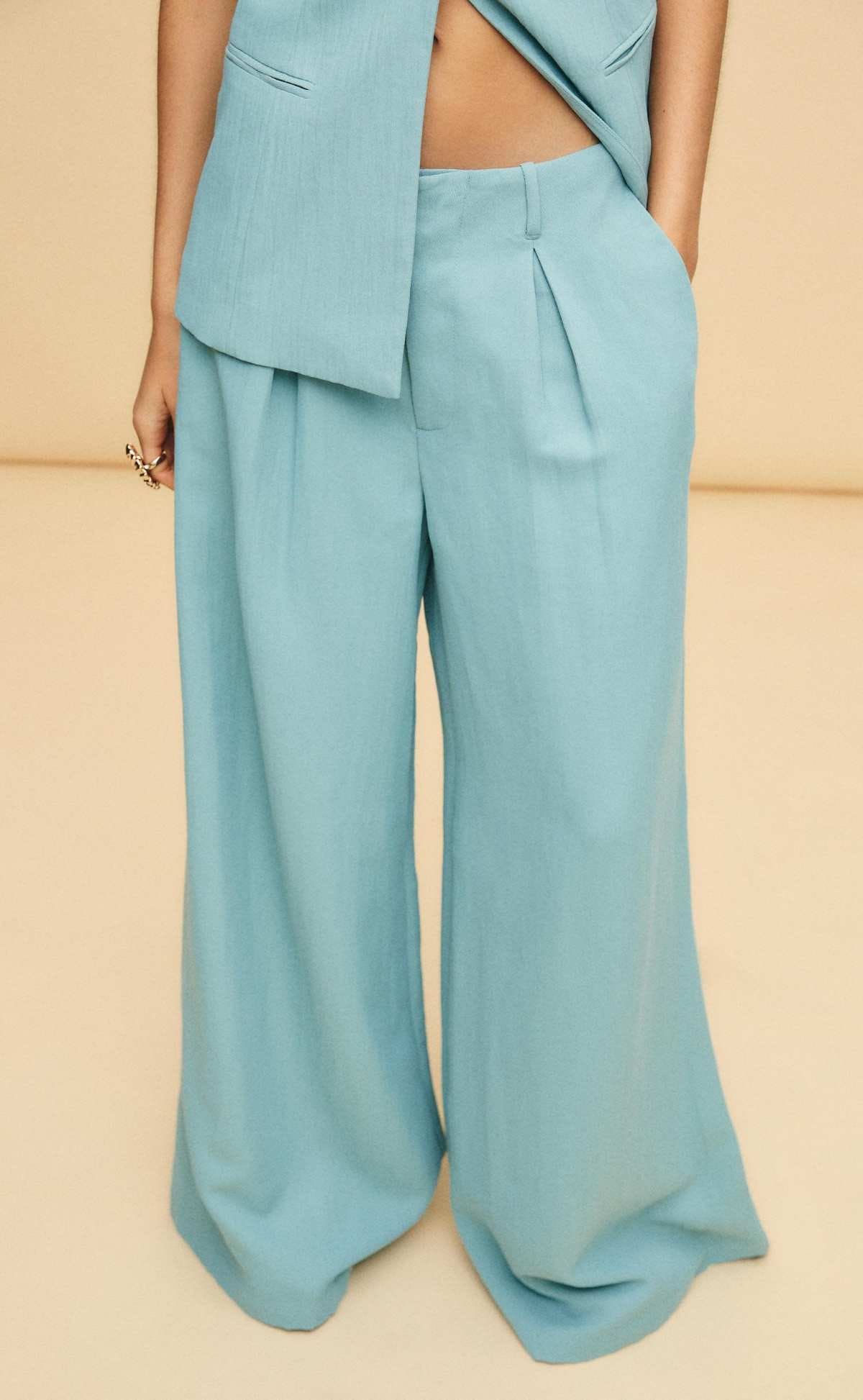 Pantalón fluido pinzas textura de Stradivarius