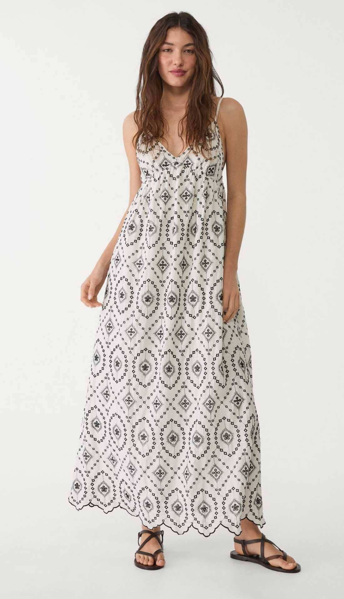 Vestido largo fluido bordados de Stradivarius