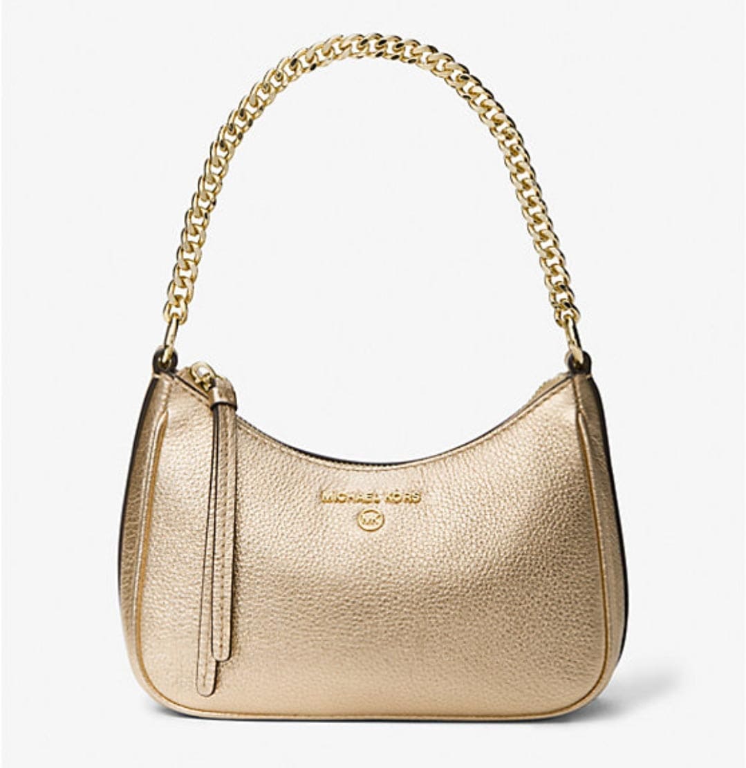 El bolso pochette Jet Set Charm pequeño de piel granulada metalizada en color dorado pálido de Michael Kors