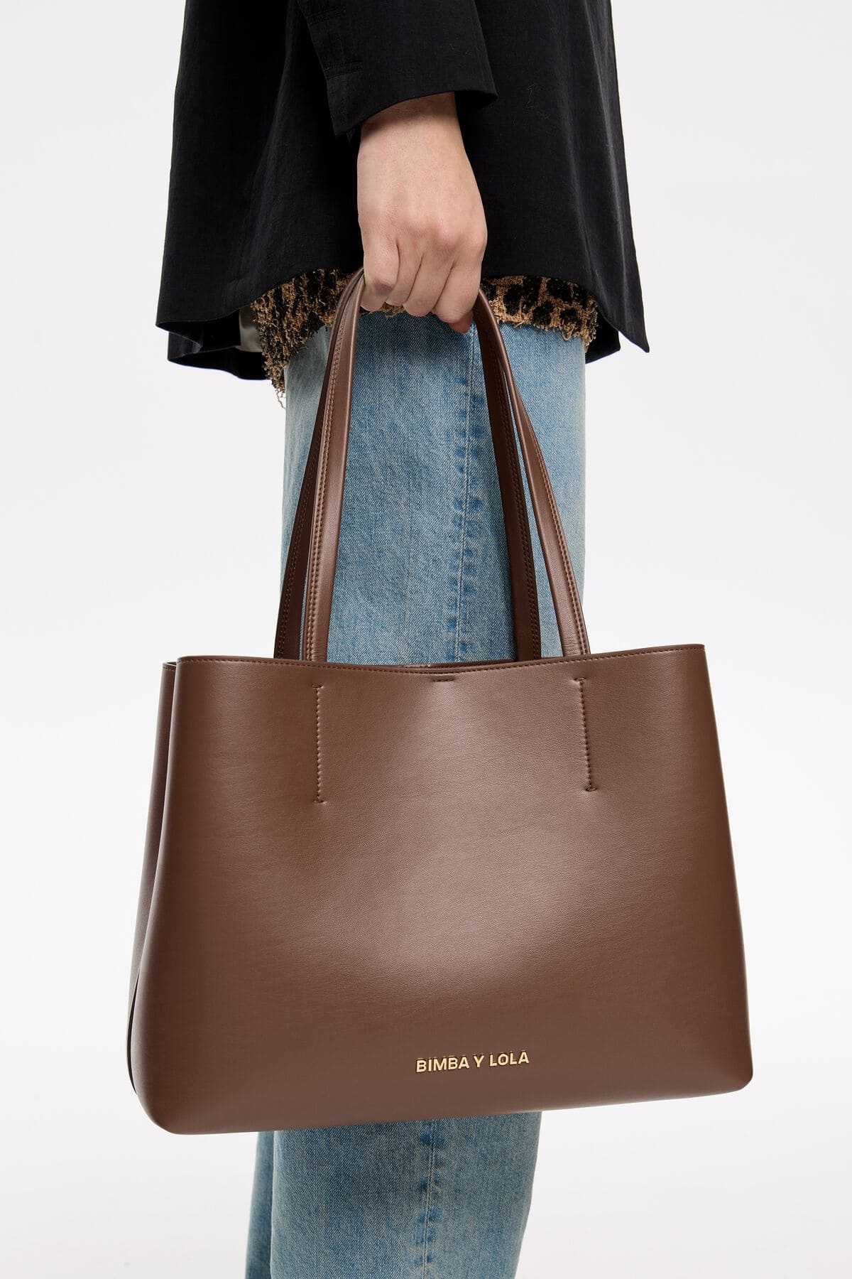 El bolso shopper Chihuahua grande de piel en color marrón moca de Bimba y Lola