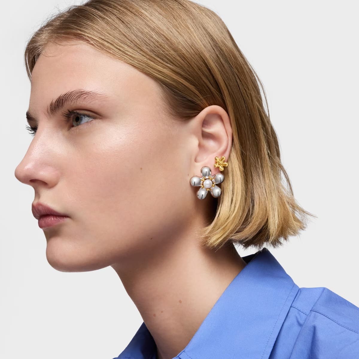 Los nuevos pendientes flor bicolor y perlas cultivadas de 27 mm Daisy de Tous