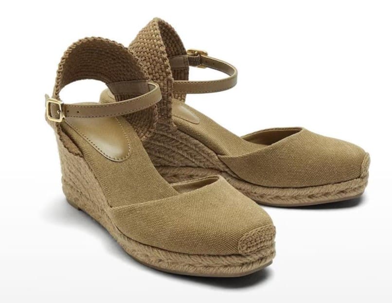 Alpargatas de cuña con tira ajustable al tobillo y cierre de hebilla en liso