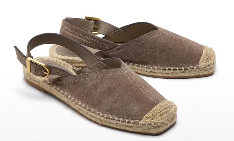 Alpargatas planas de piel destalonadas con cierre de hebilla