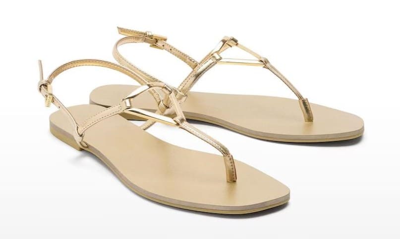 Sandalias planas de dedo con cierre de hebilla en liso y detalle metalizado