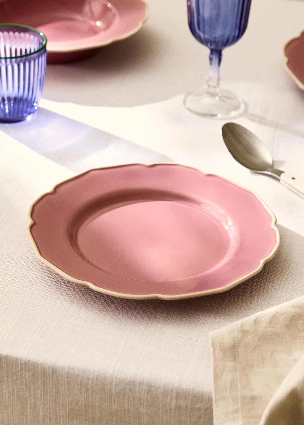 Plato de gres para postre con detalle de ondas