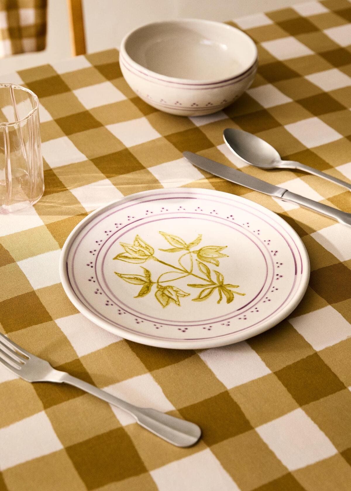 Plato de postre de terracota pintado a mano