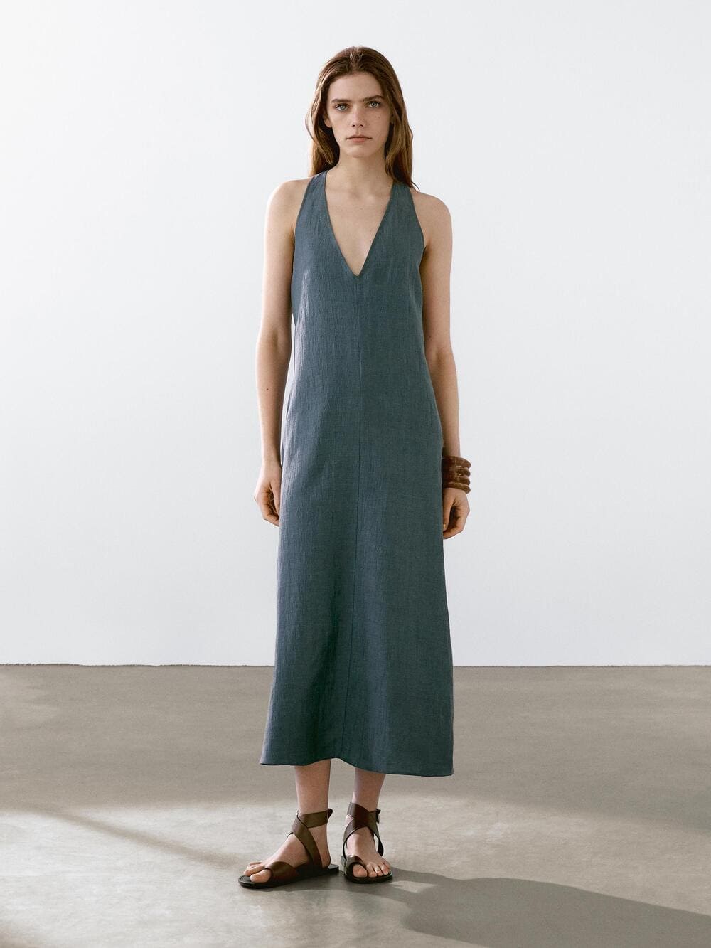 Vestido con detalle en espalda y mezcla de lino