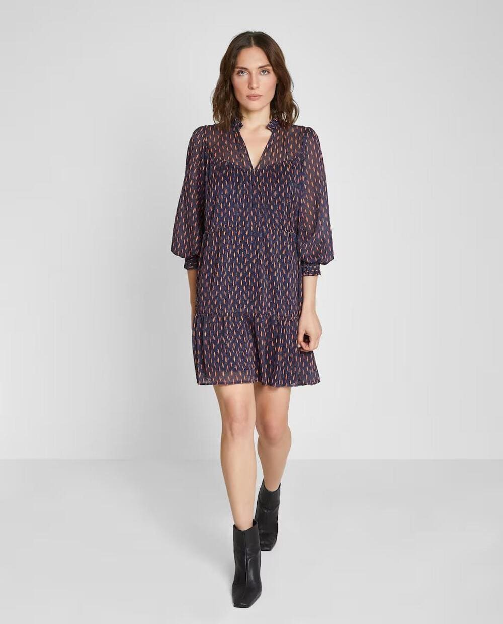 Vestido corto y fluido de manga francesa