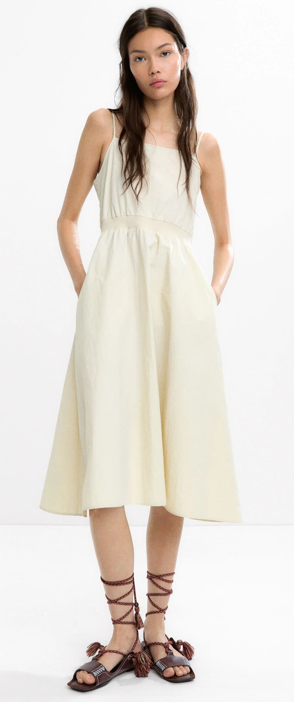 El nuevo vestido midi con tirantes en color crudo de Parfois