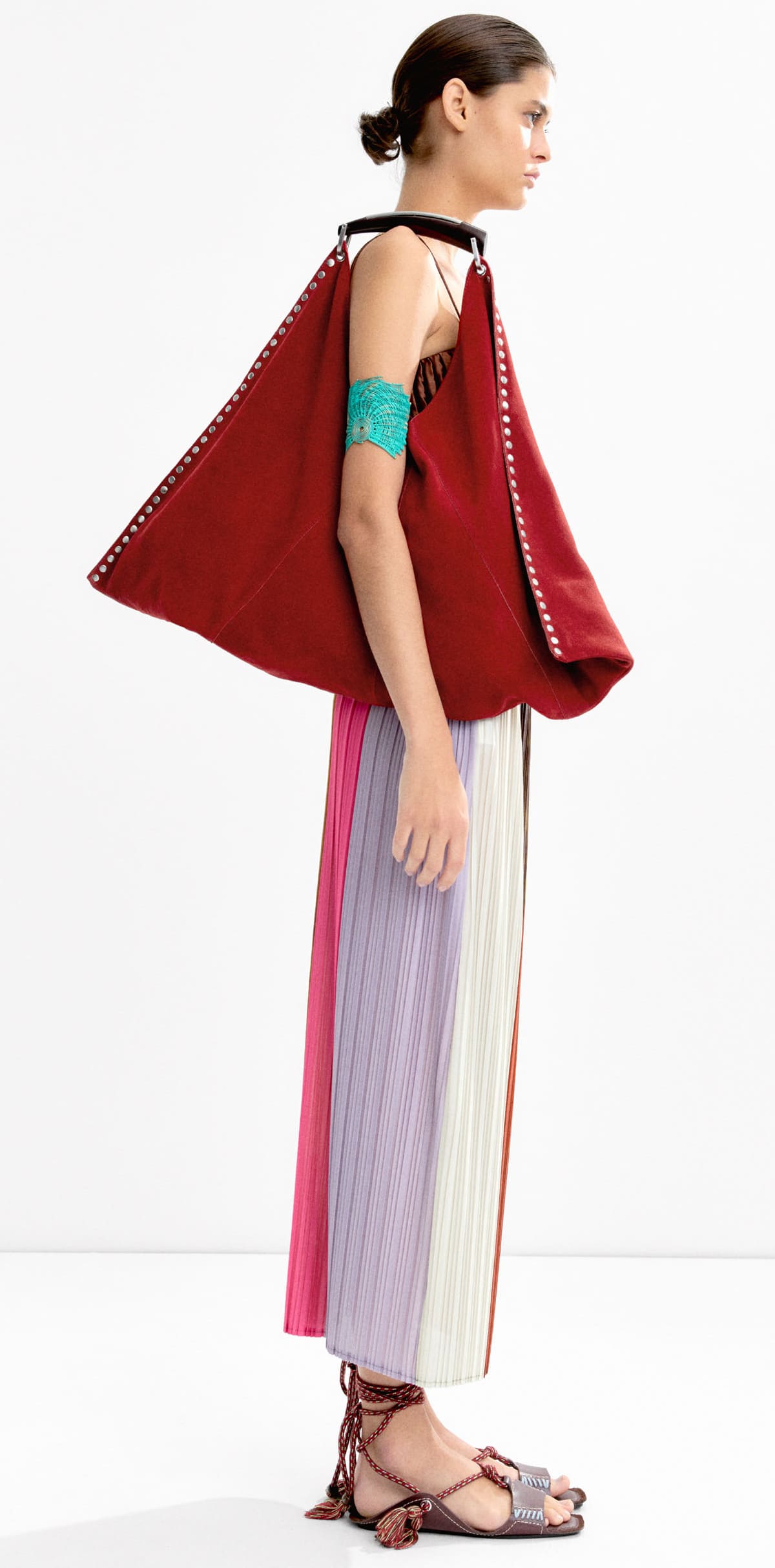 El bolso de hombro en piel de ante edición limitada en color rojo de Parfois