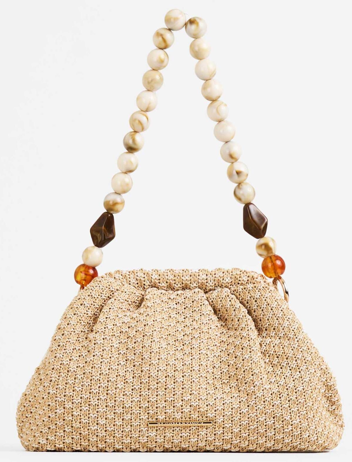 El bolso de mano de rafia con bolas de Paco Martínez