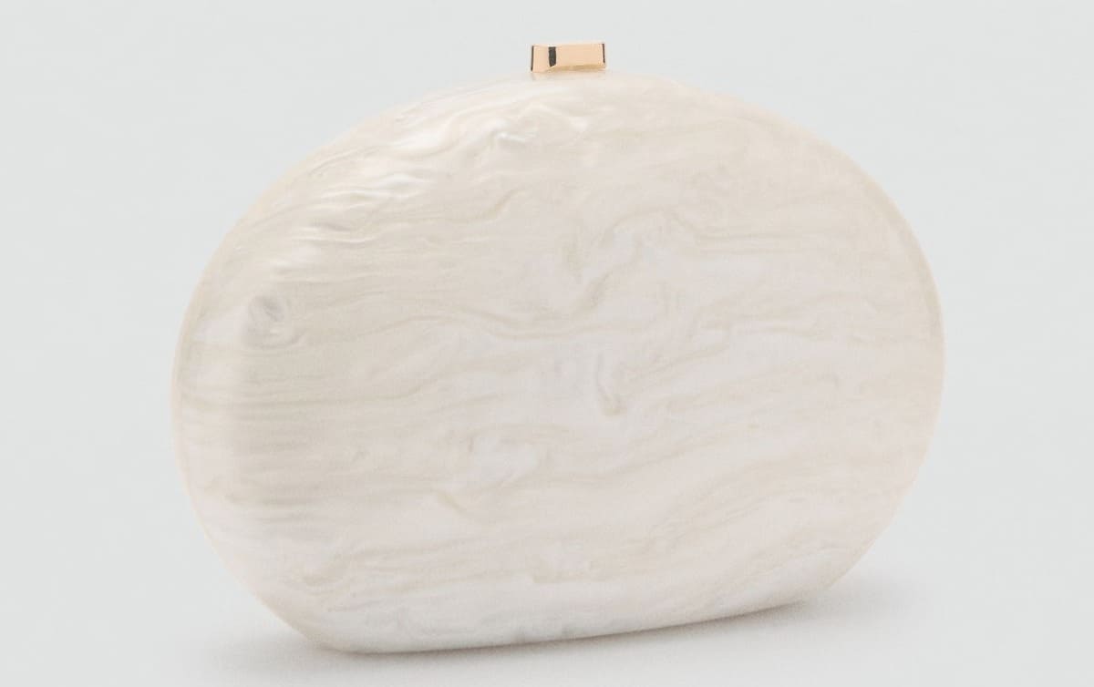 El bolso clutch ovalado en color blanco marfil de Mango
