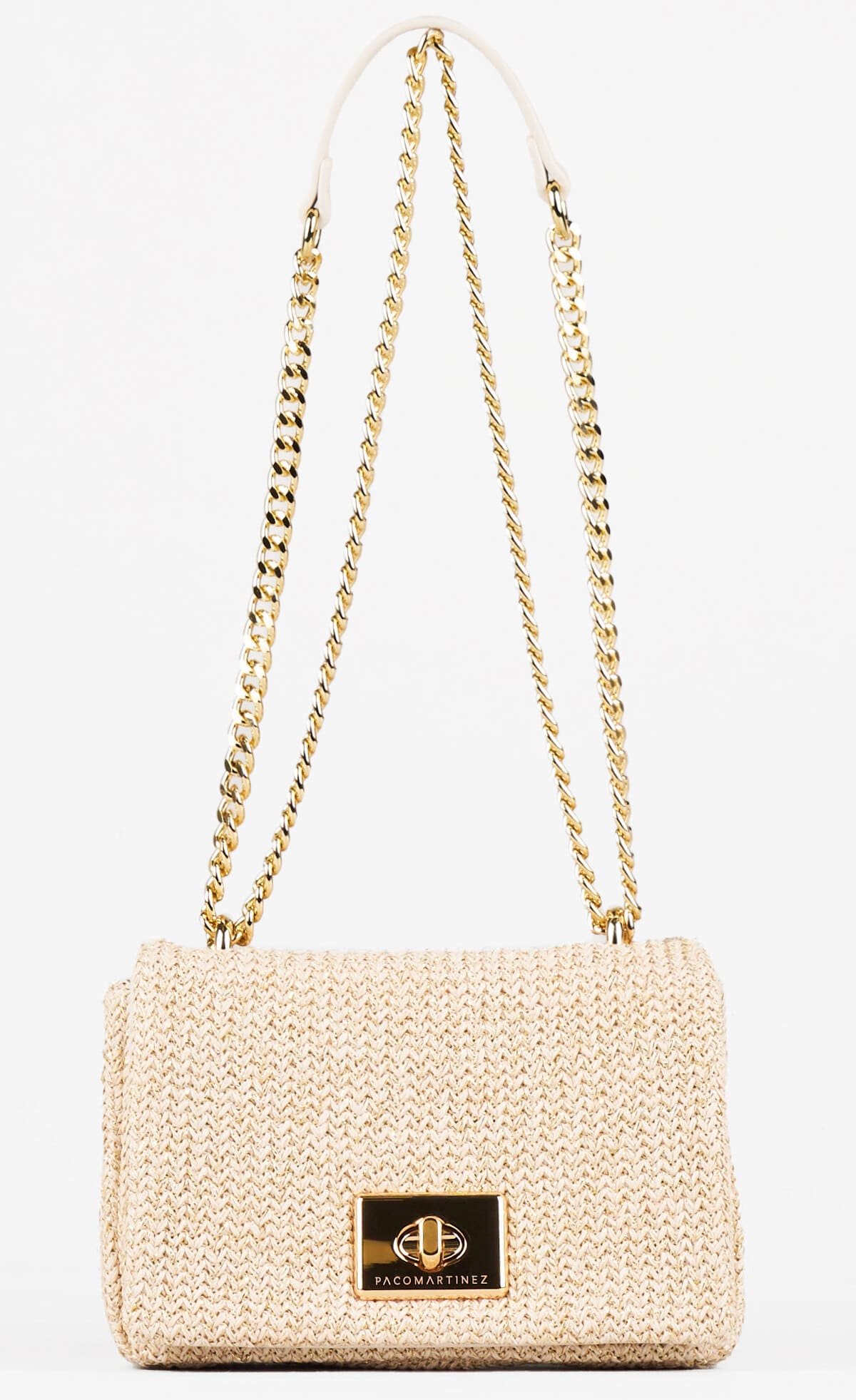 El bolso de rafia con detalles dorados de Paco Martínez