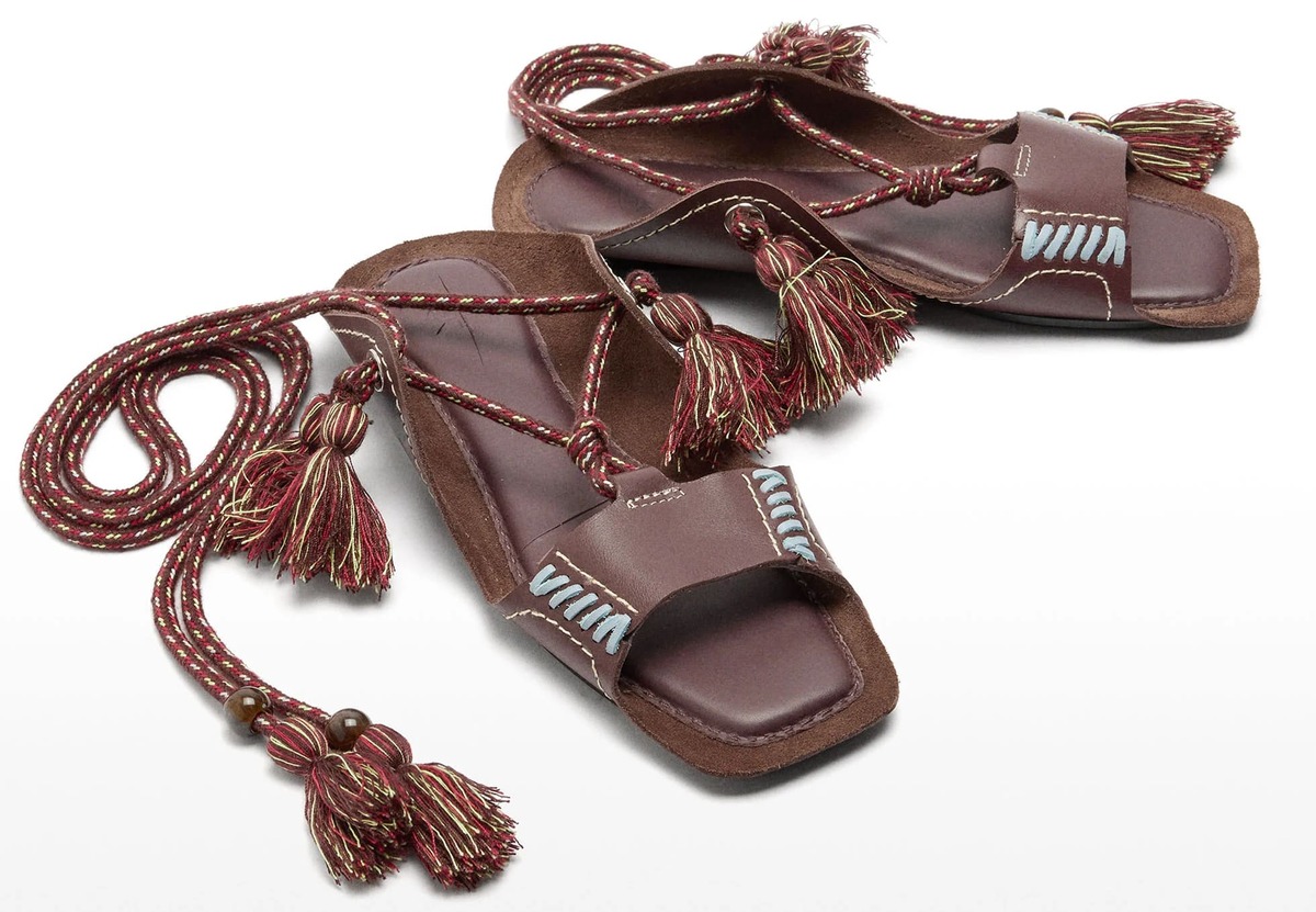 Las sandalias de piel planas con tiras en color marrón de Parfois