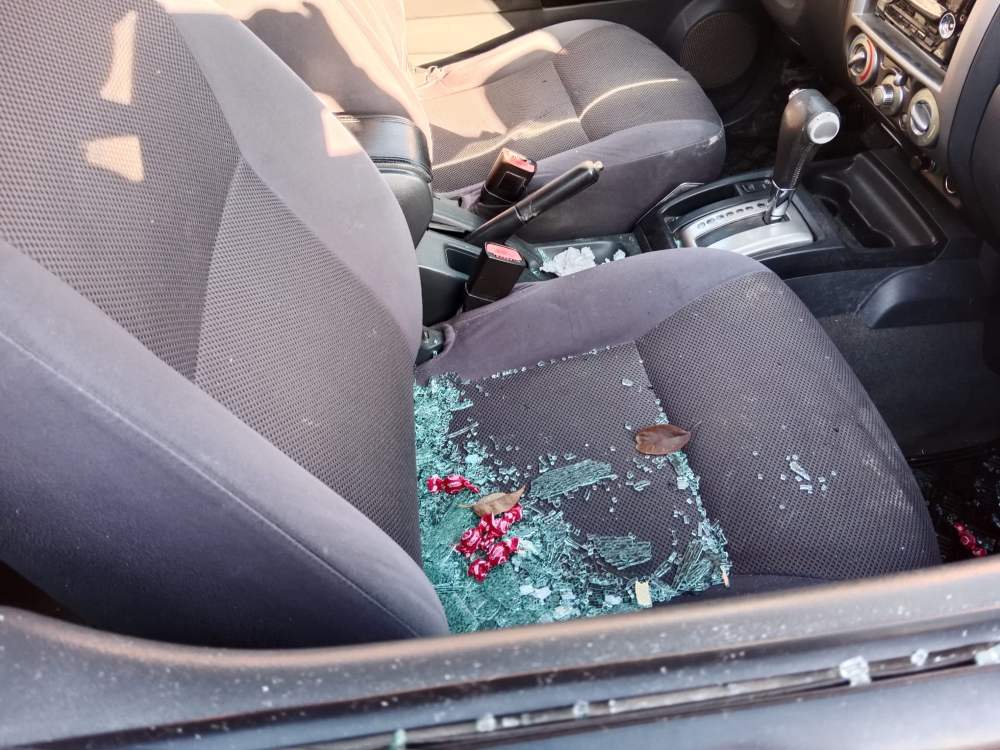 Coche afectado por un nuevo robo en la avenida Los Villares de Jerez