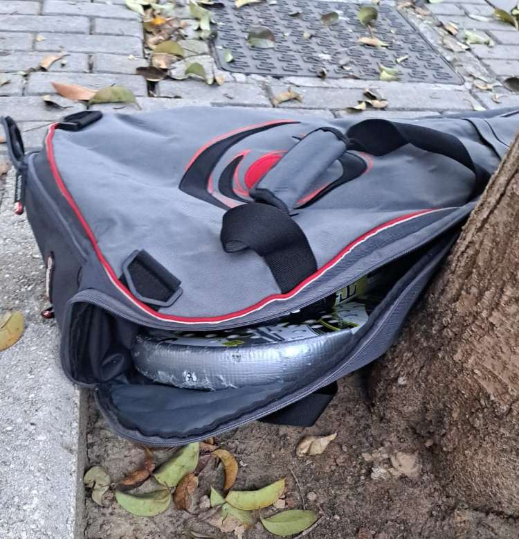 Ladrones se desprenden lo los botínes a los que no le pueden dar salida, como esta bolsa con palas de pádel