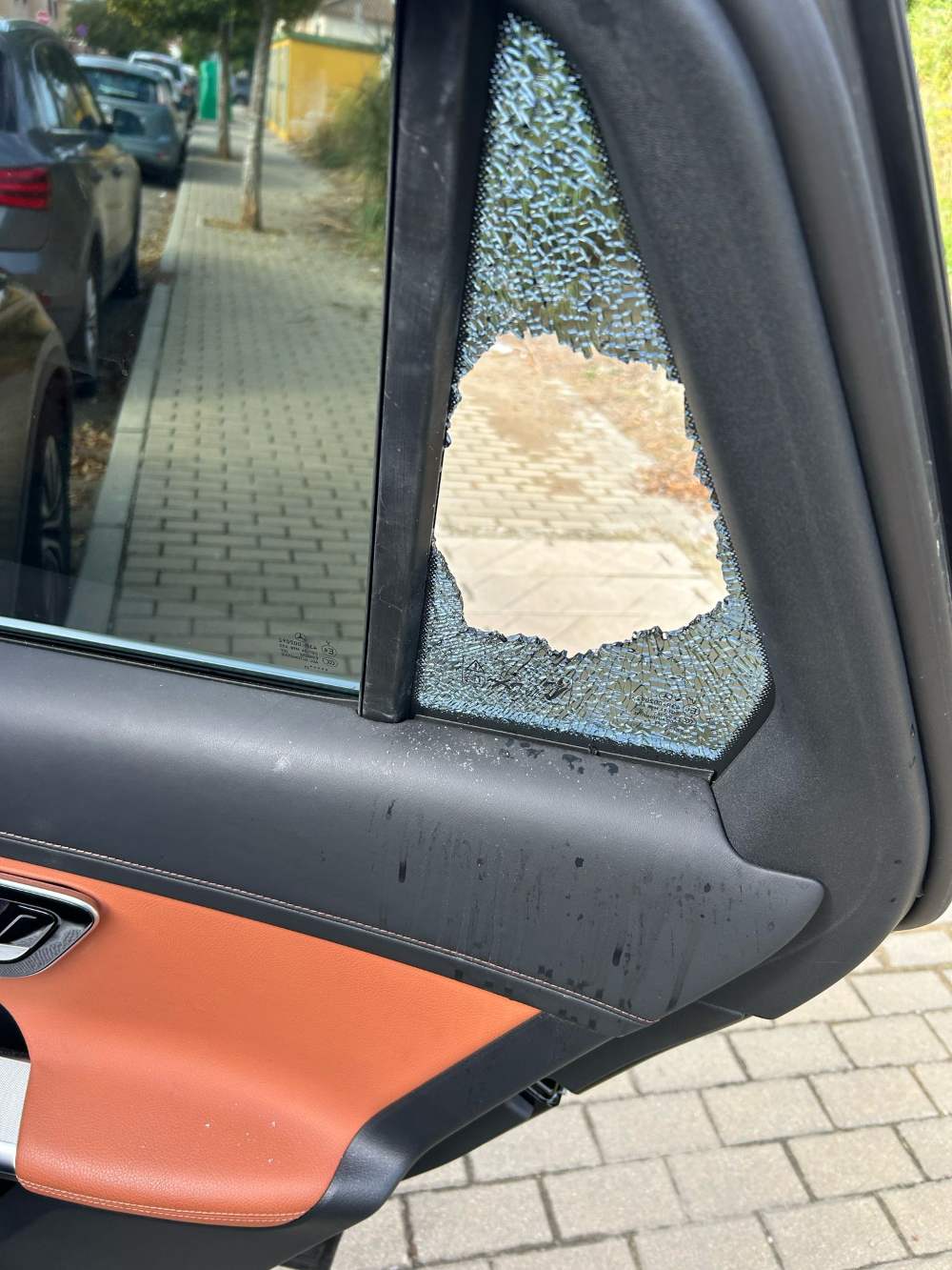 Vehículo afectado - Ladrones rompen ventanas de los coches y una vez abiertos acceden al maletero desde dentro