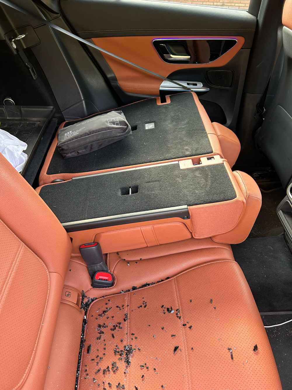 Ladrones rompen ventanas de vehículos y una vez abiertos acceden al maletero desde dentro