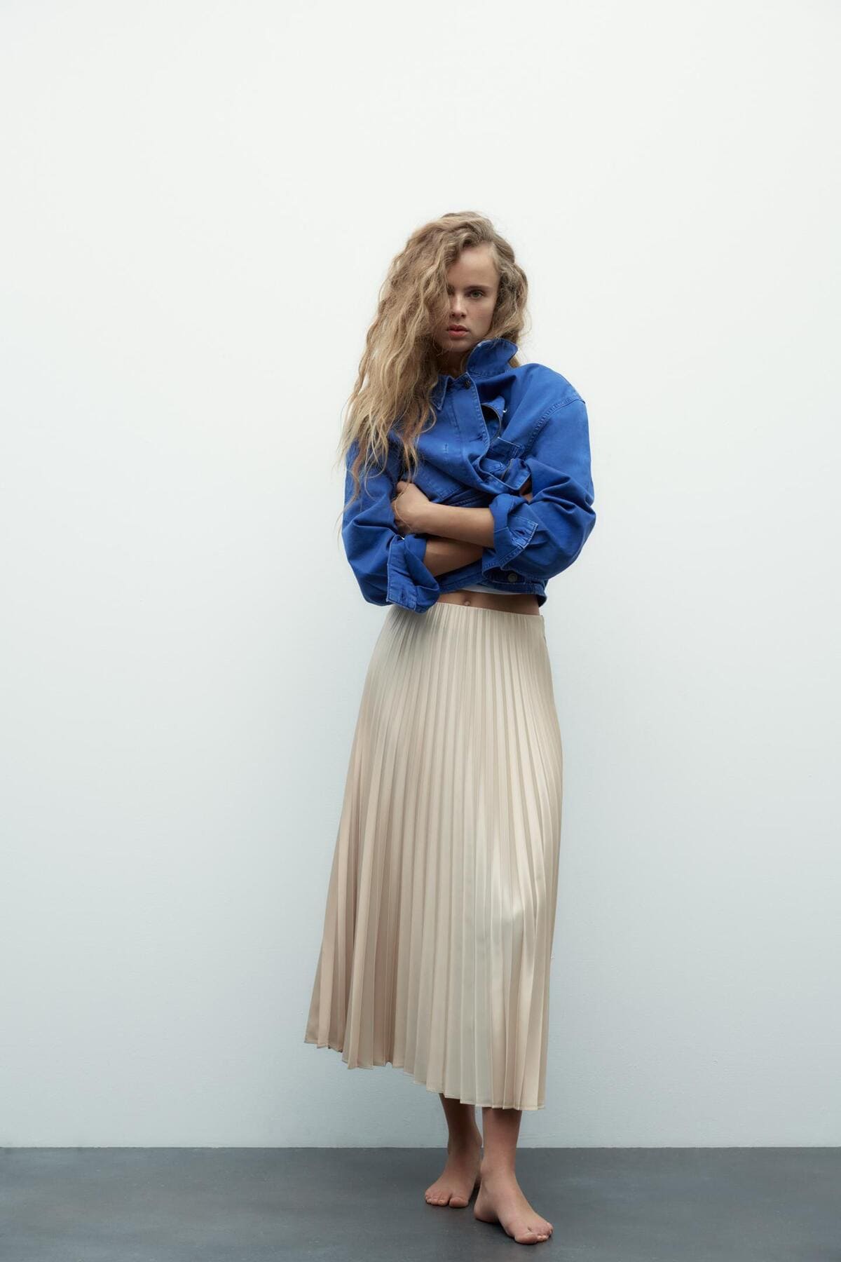 Falda midi satinada y plisada