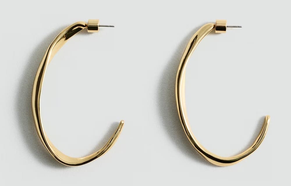 Los pendientes aros irregulares en color oro de Mango