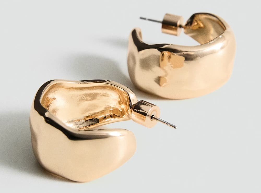 Los nuevos pendientes aros irregulares en color oro de Mango