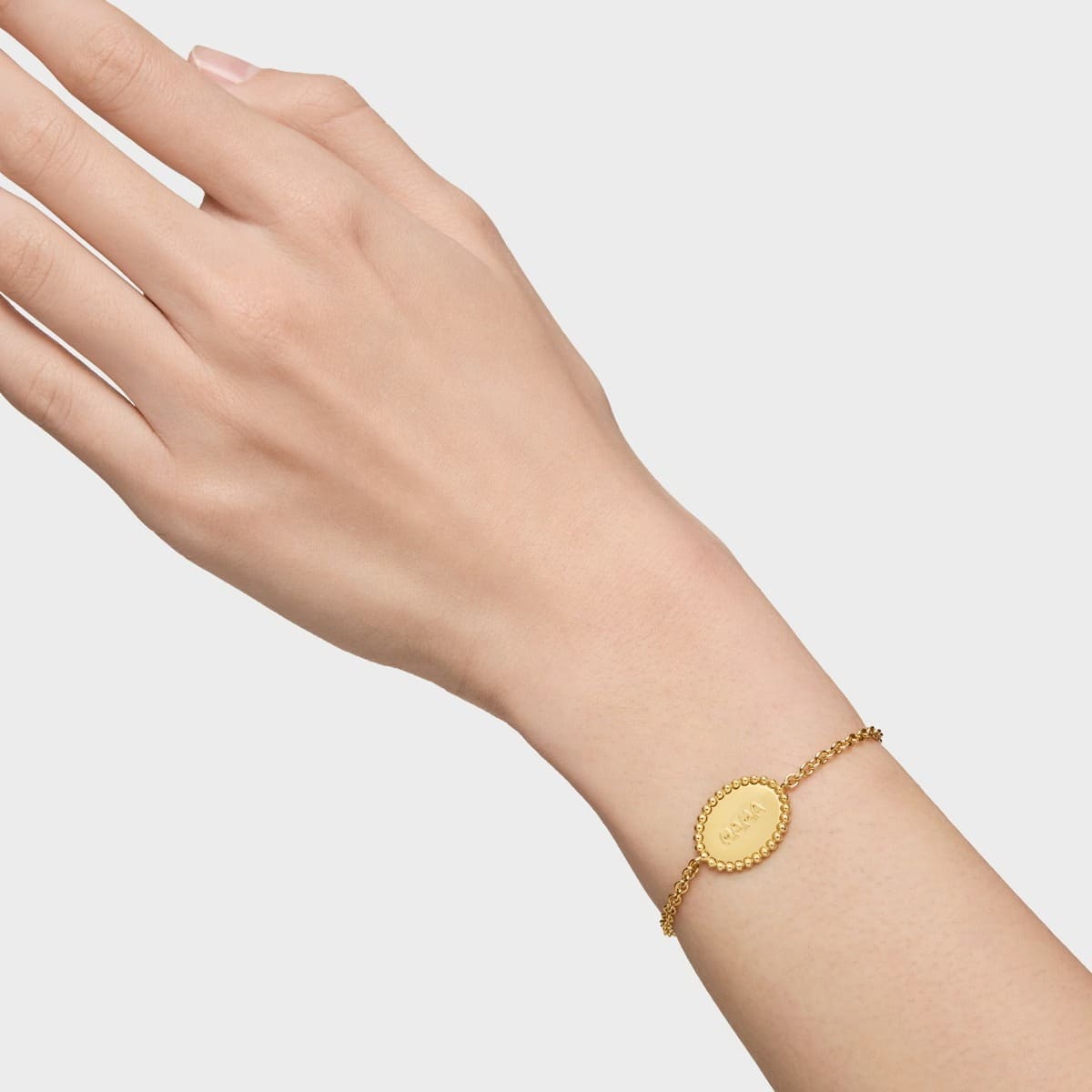 La nueva pulsera de cadena con baño de oro 18 kt sobre plata Placa Tous Mama