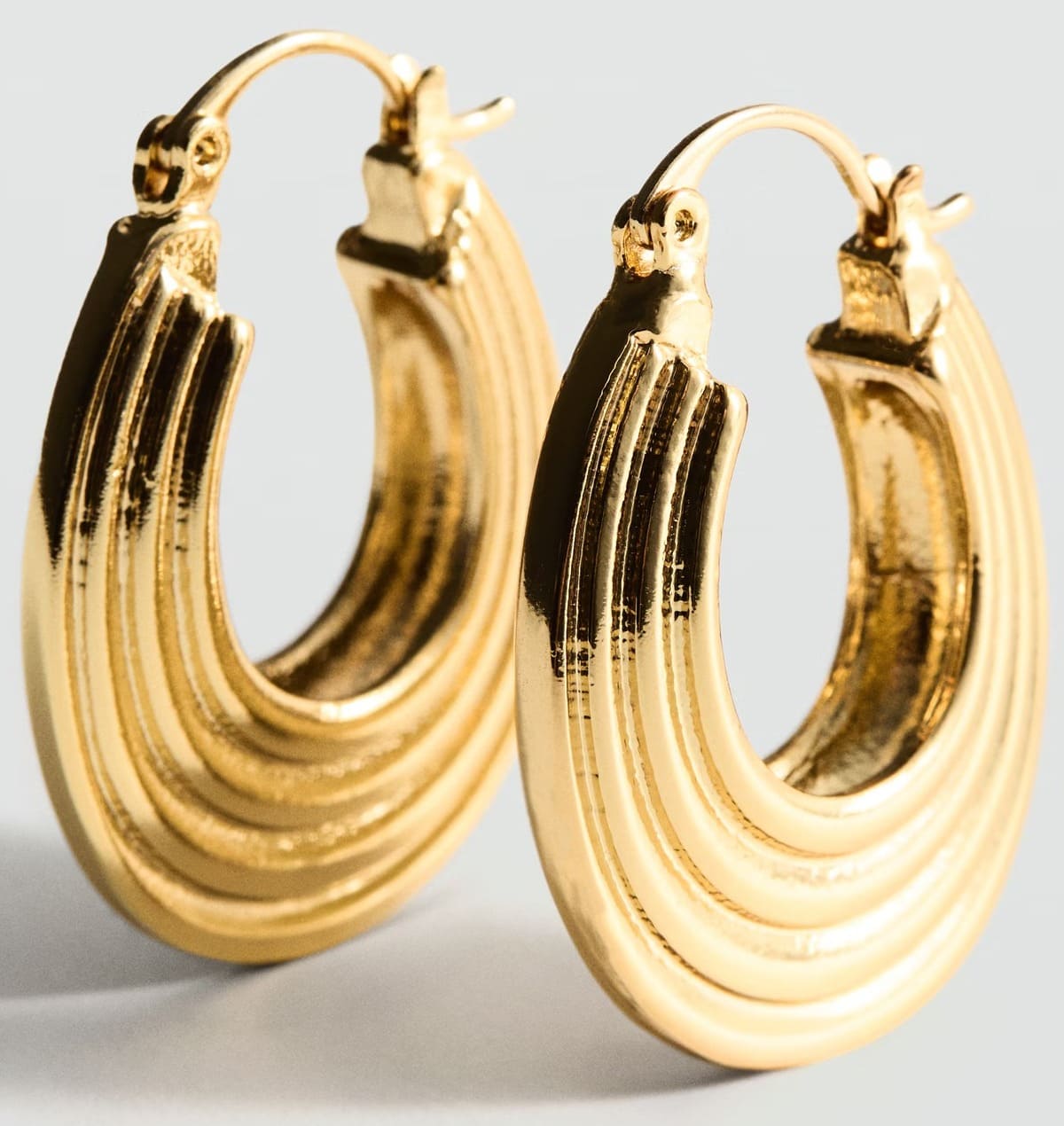 Los pendientes de aro con relieve en color oro de Mango