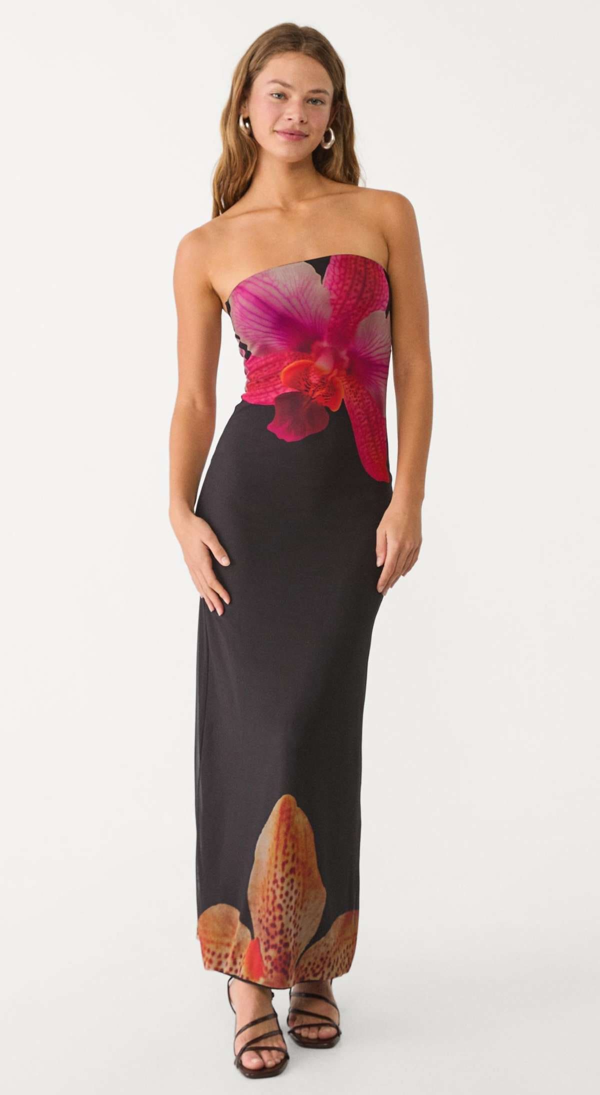 Vestido hombros descubiertos flor de Stradivarius