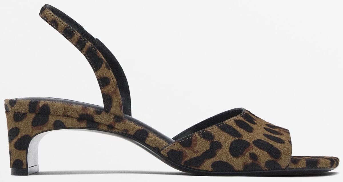 Sandalia de tacón con estampado animal