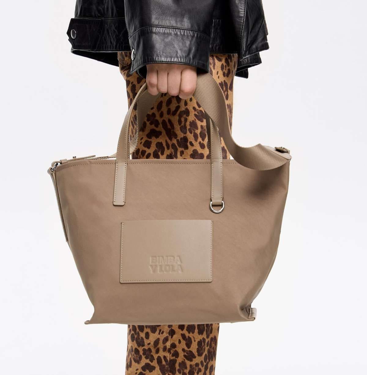 Bolso bandolera mediano nylon corteza de Bimba y Lola