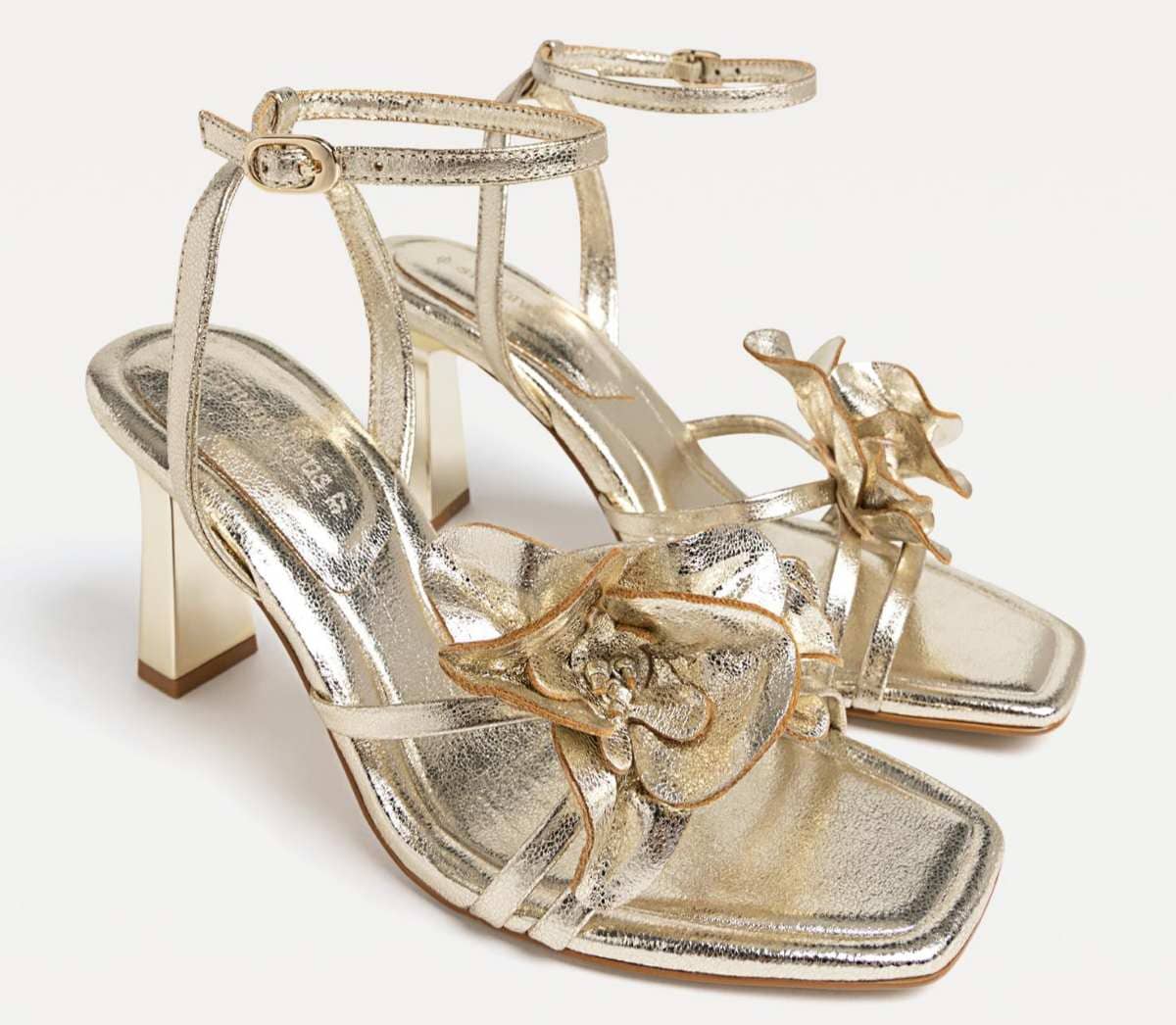 Sandalias tacón detalle flor de Stradivarius
