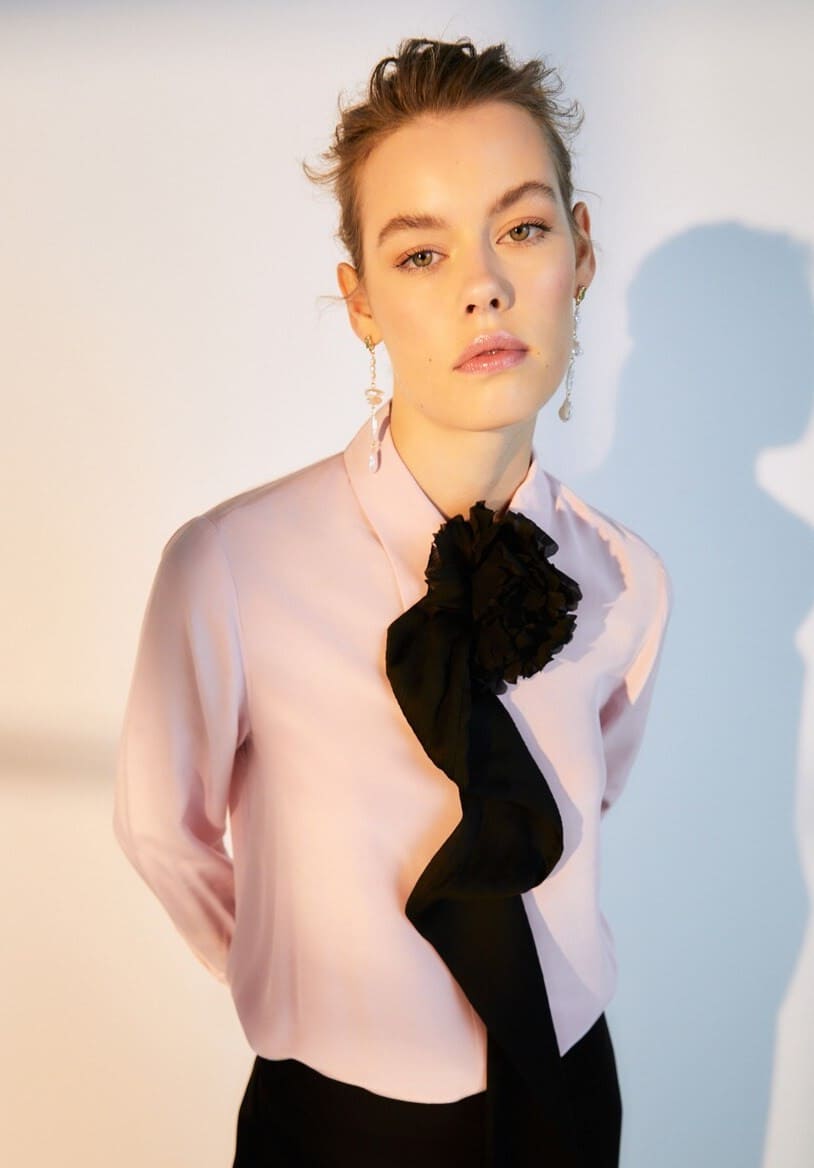 Woman El Corte Inglés Blusa de mujer de manga larga y aplicación de flor