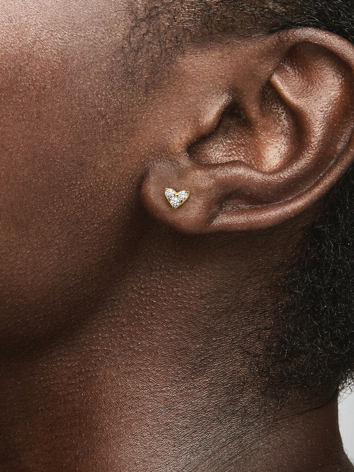 Los pendientes de botón Corazón y Triple Gema con recubrimiento de oro de Pandora