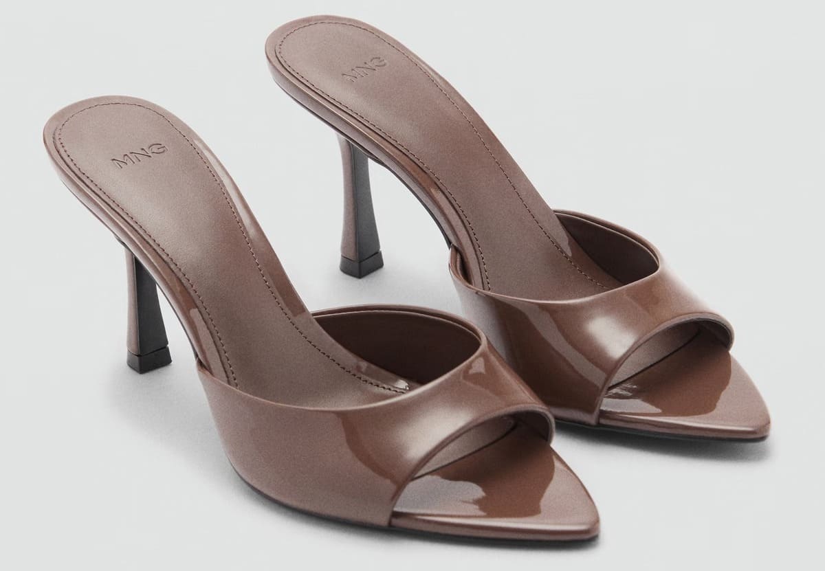 Las sandalias de tacón con efecto charol en color marrón chocolate de Mango