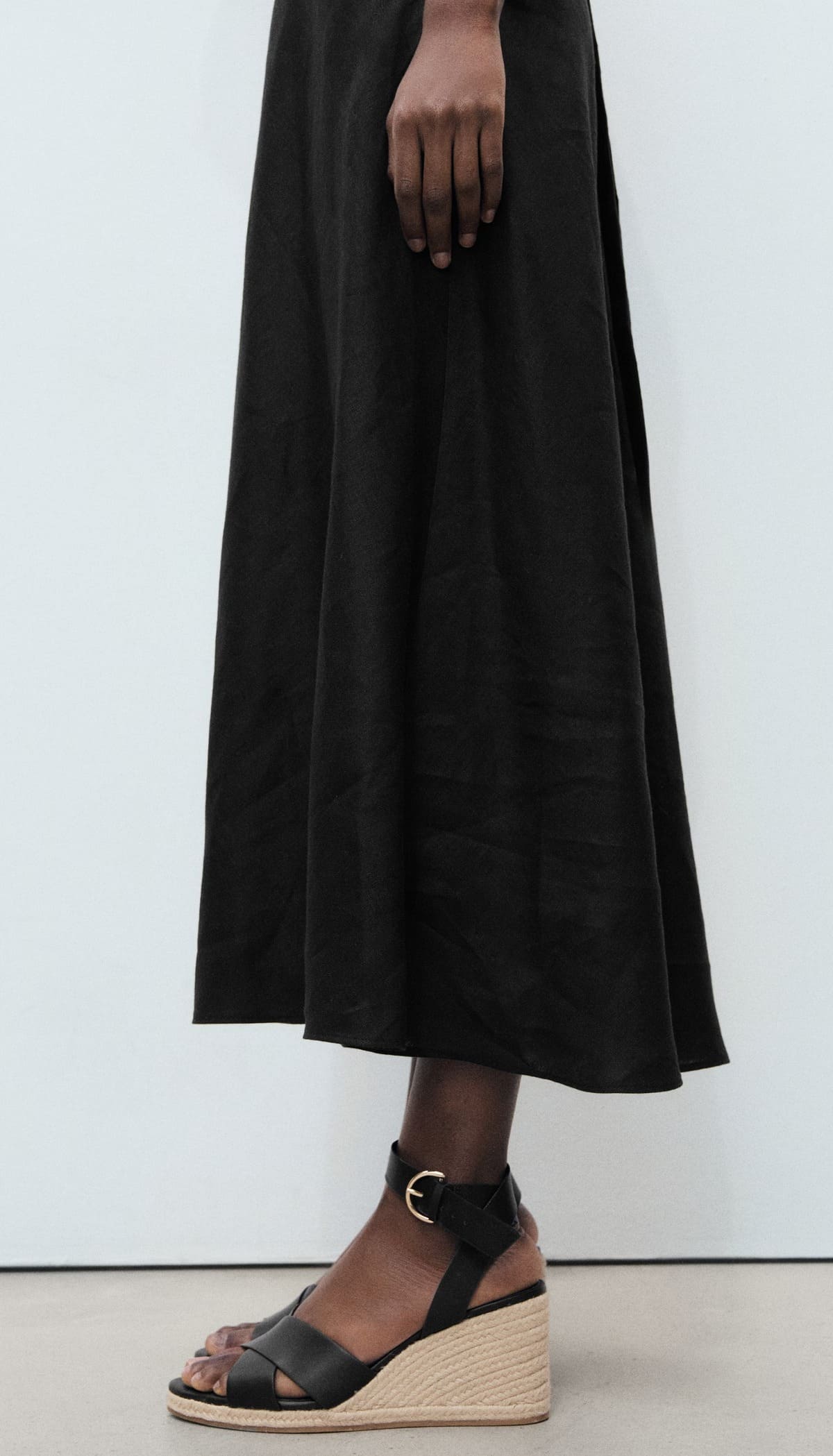 Las nuevas sandalias de cuña con tiras cruzadas de Mango