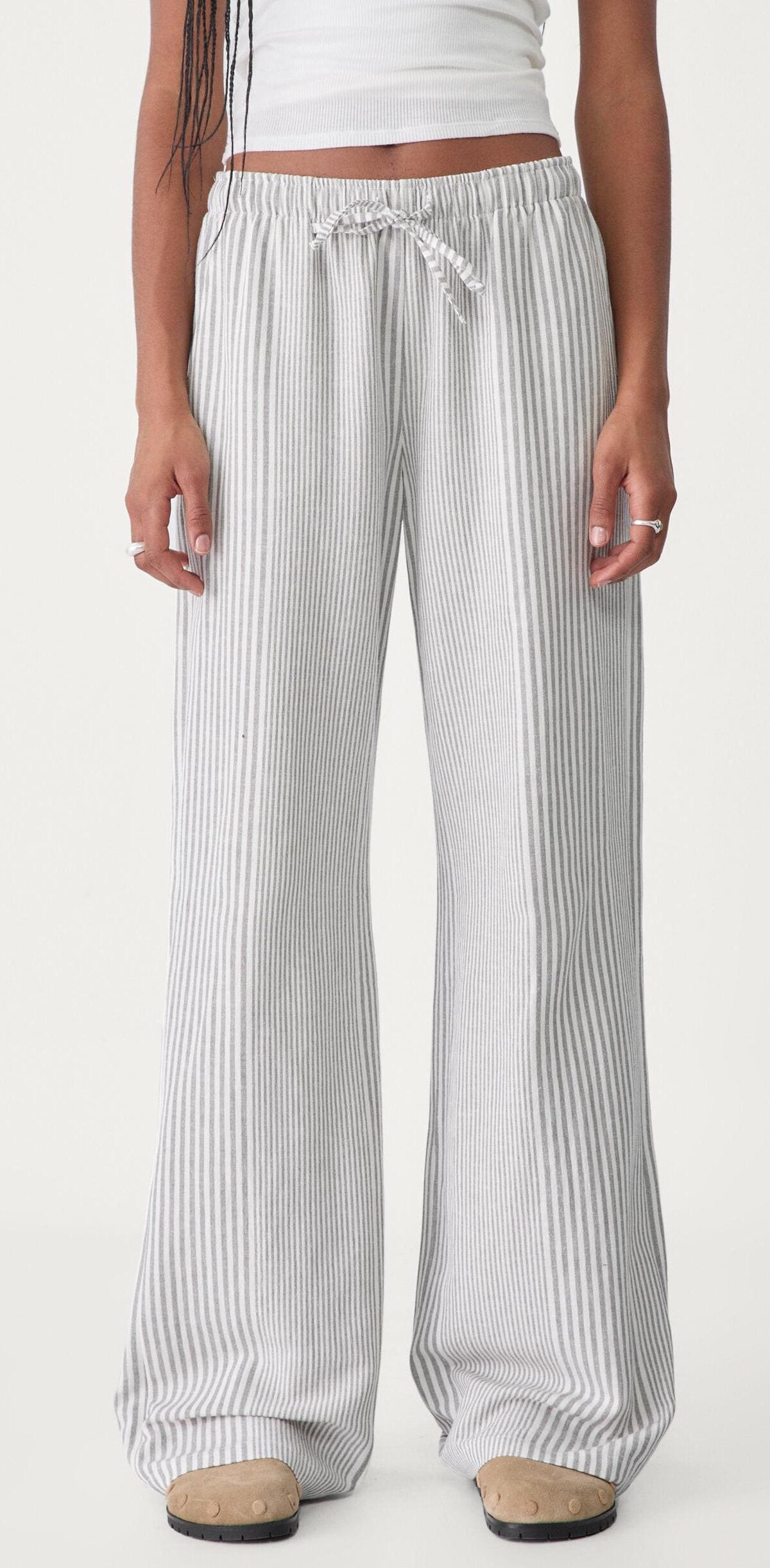 El pantalón fluido con lino a rayas de Stradivarius