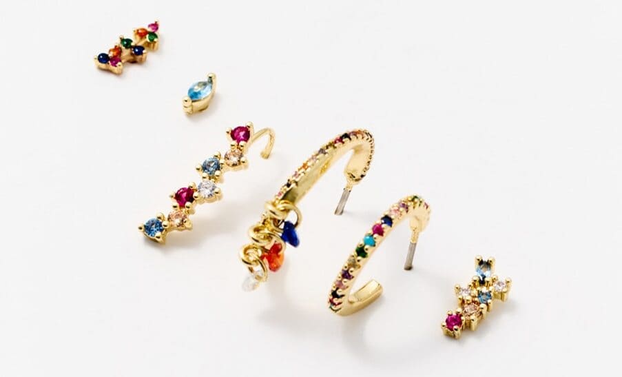 Los pendientes desiguales multicolor de Sfera