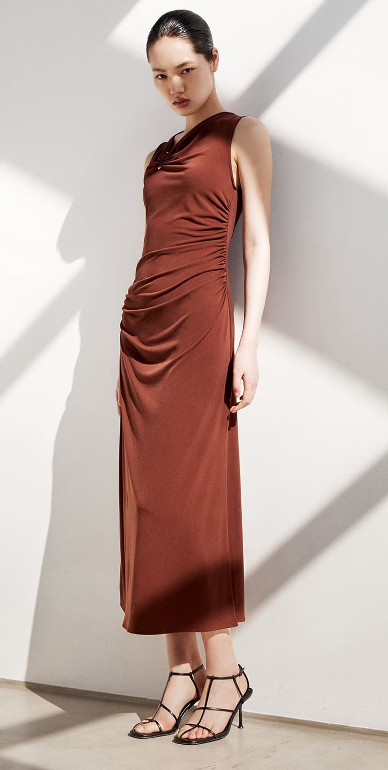 El nuevo vestido midi sin mangas con detalle de aplique en color marrón chocolate de Sfera