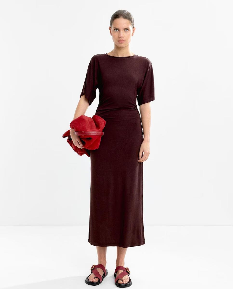 Vestido largo con fruncido lateral en liso Parfois